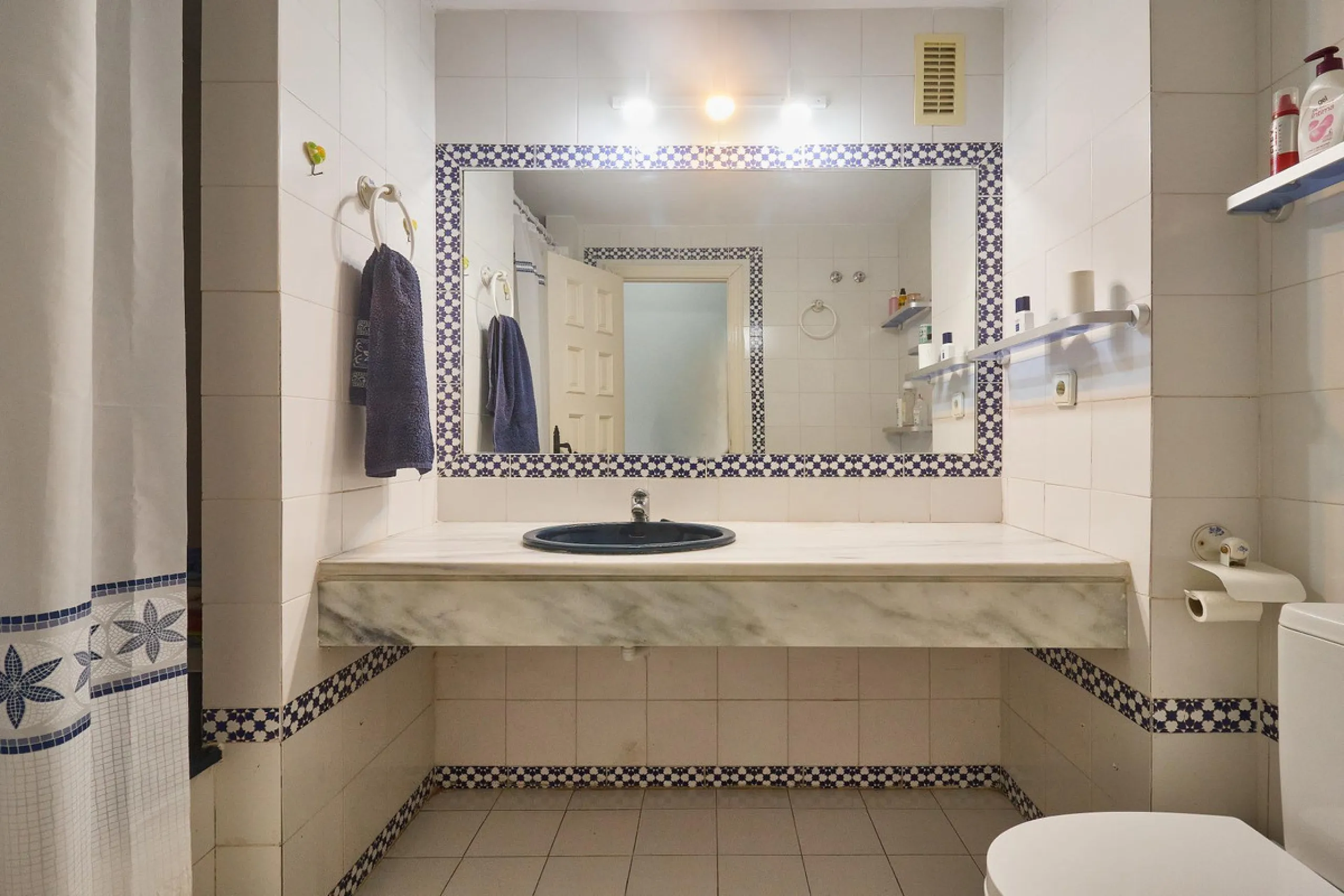 Excellent apartment on the 2nd line of the beach, a few meters from the sea, in one of the best places in Fuengirola, it is definitely the most sought-after area to live, it is close to supermarkets, the shopping center, children's playgrounds, bars.