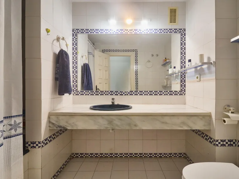 Excellent apartment on the 2nd line of the beach, a few meters from the sea, in one of the best places in Fuengirola, it is definitely the most sought-after area to live, it is close to supermarkets, the shopping center, children's playgrounds, bars.