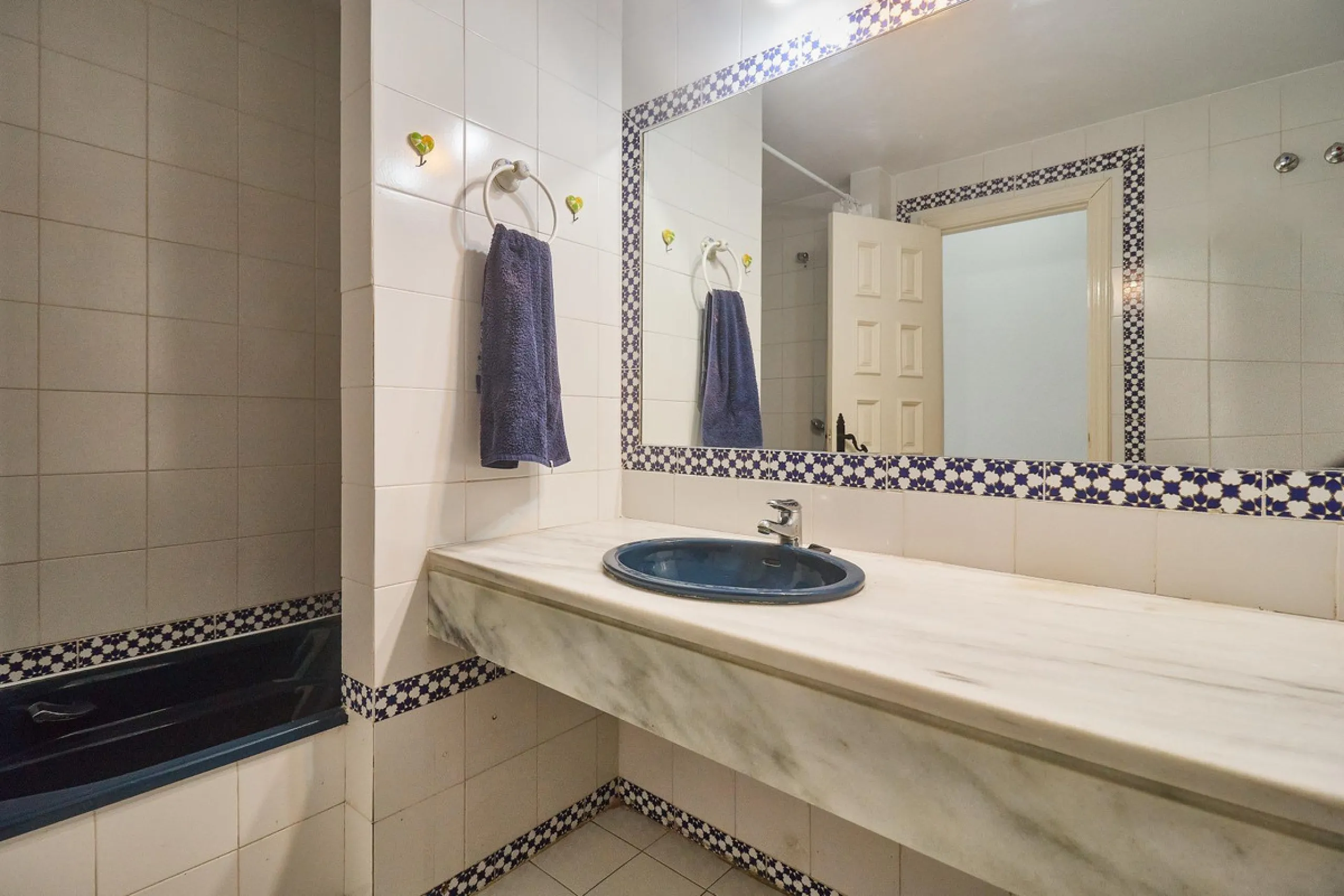Excellent apartment on the 2nd line of the beach, a few meters from the sea, in one of the best places in Fuengirola, it is definitely the most sought-after area to live, it is close to supermarkets, the shopping center, children's playgrounds, bars.