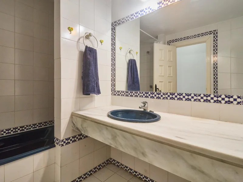 Excellent apartment on the 2nd line of the beach, a few meters from the sea, in one of the best places in Fuengirola, it is definitely the most sought-after area to live, it is close to supermarkets, the shopping center, children's playgrounds, bars.