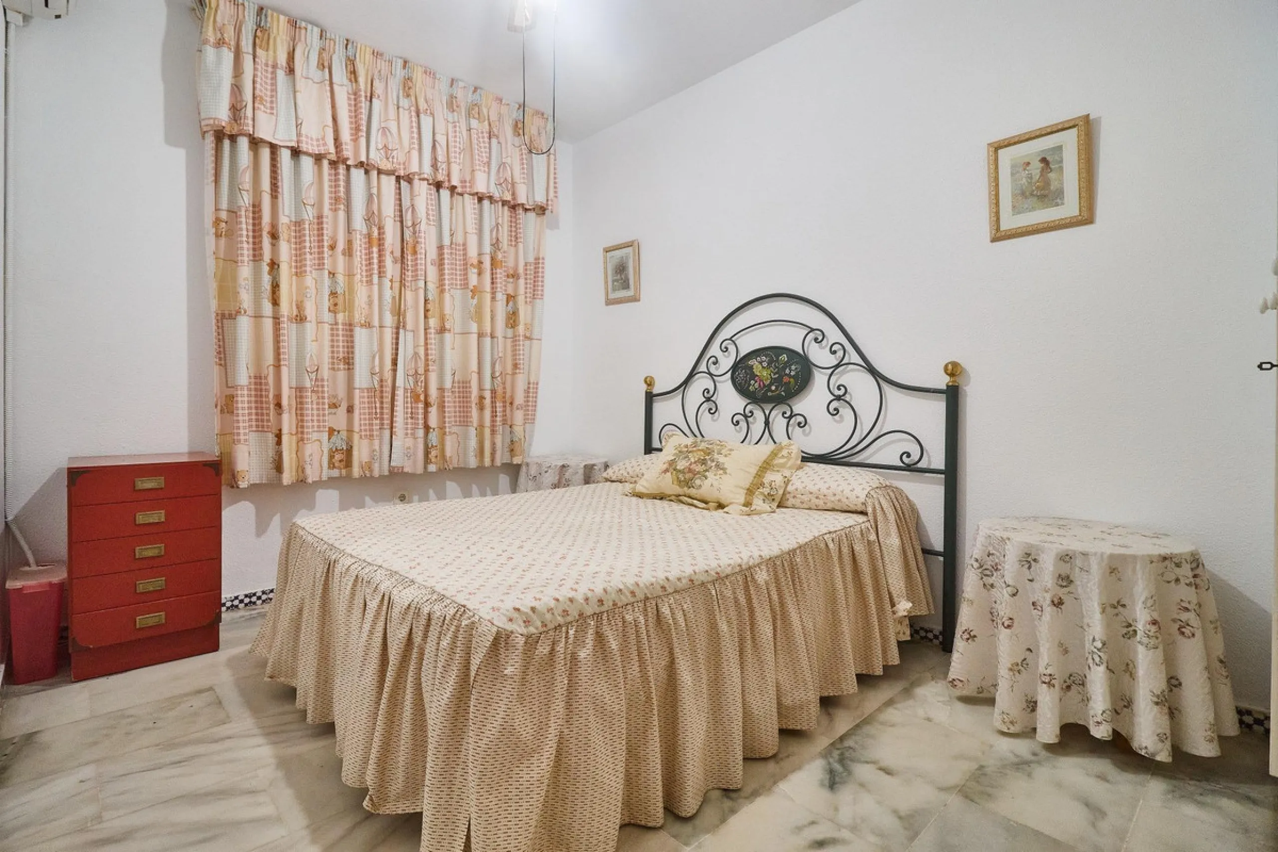 Excellent apartment on the 2nd line of the beach, a few meters from the sea, in one of the best places in Fuengirola, it is definitely the most sought-after area to live, it is close to supermarkets, the shopping center, children's playgrounds, bars.