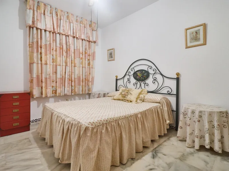 Excellent apartment on the 2nd line of the beach, a few meters from the sea, in one of the best places in Fuengirola, it is definitely the most sought-after area to live, it is close to supermarkets, the shopping center, children's playgrounds, bars.