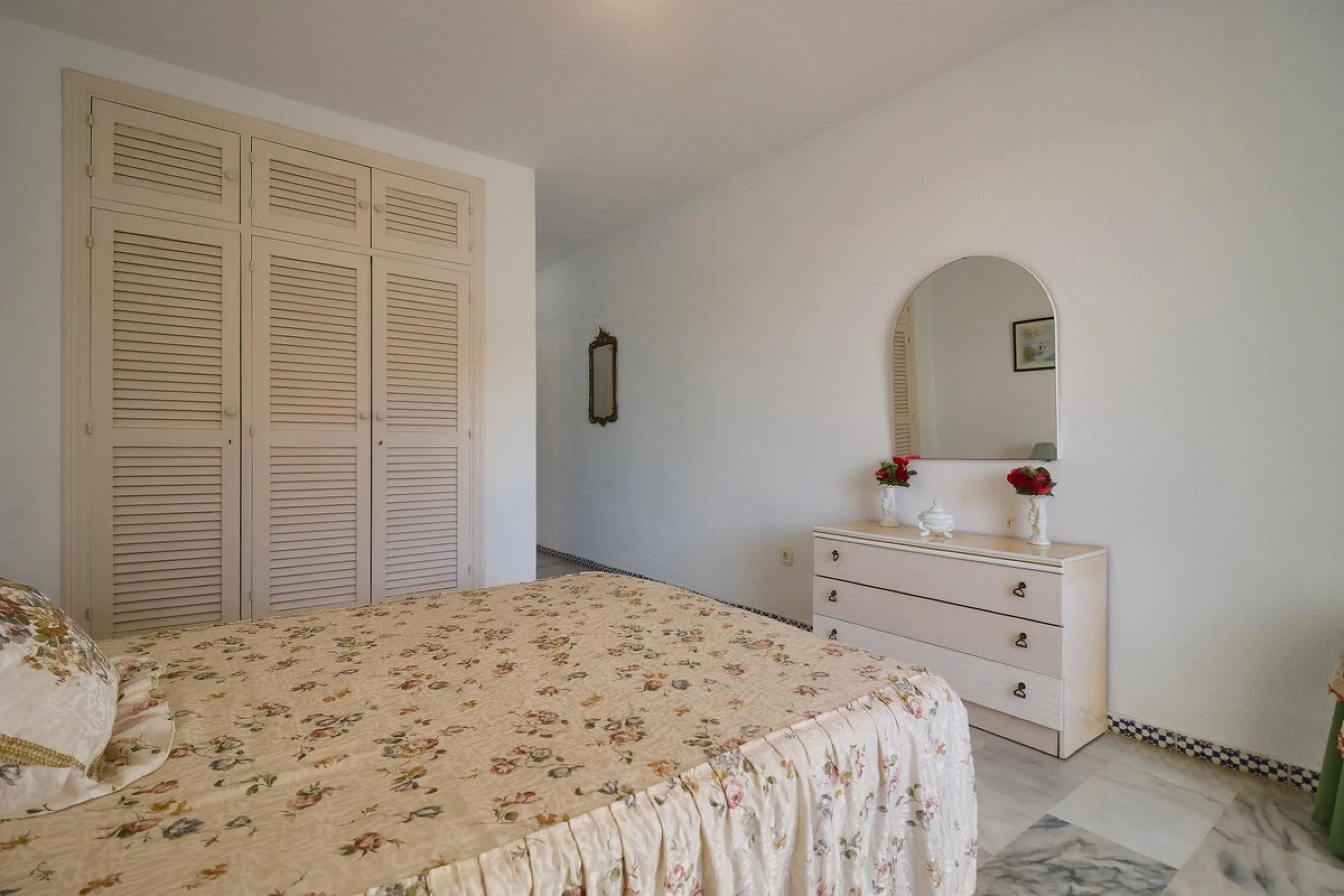 Excellent apartment on the 2nd line of the beach, a few meters from the sea, in one of the best places in Fuengirola, it is definitely the most sought-after area to live, it is close to supermarkets, the shopping center, children's playgrounds, bars.