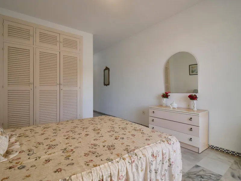 Excellent apartment on the 2nd line of the beach, a few meters from the sea, in one of the best places in Fuengirola, it is definitely the most sought-after area to live, it is close to supermarkets, the shopping center, children's playgrounds, bars.