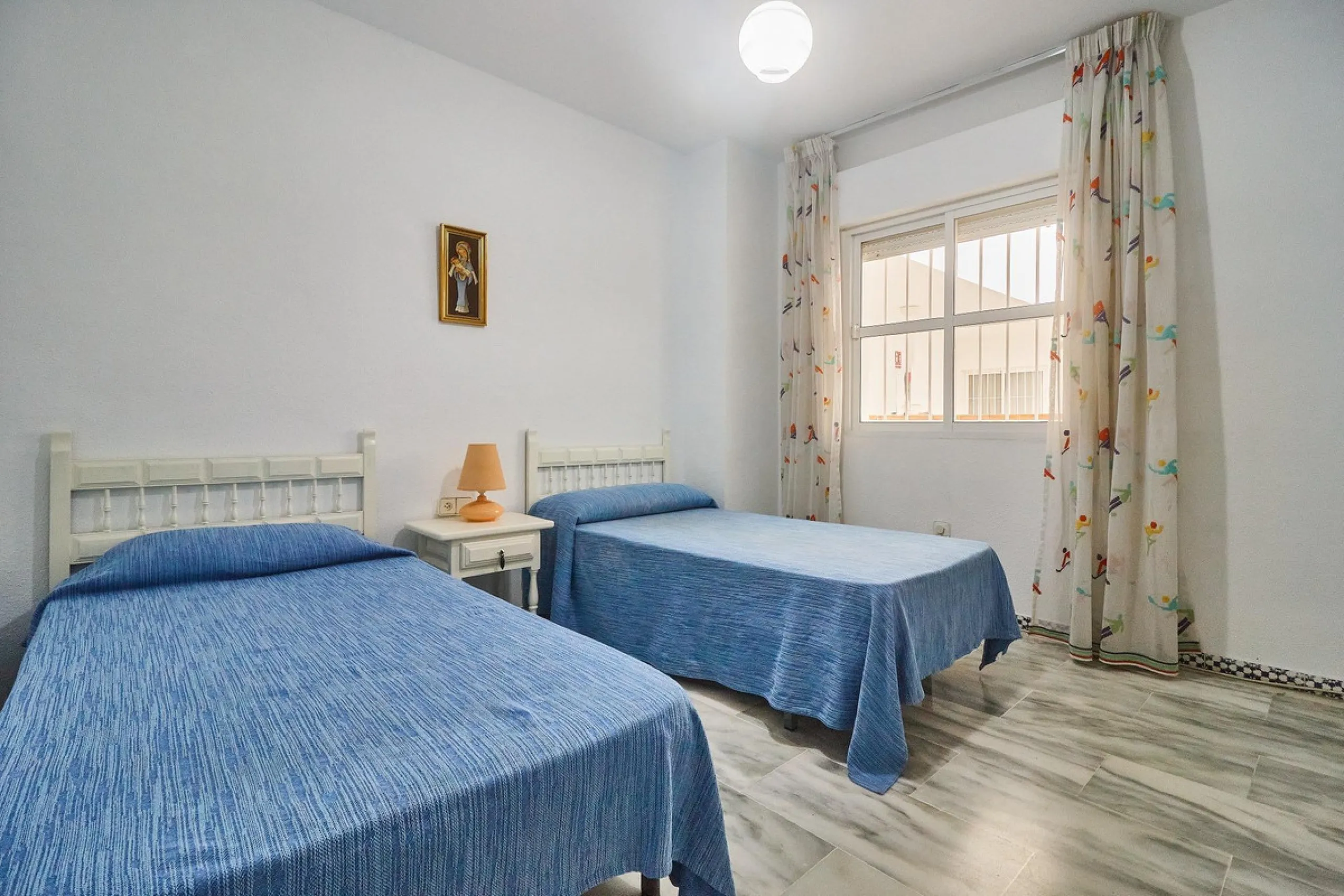 Excellent apartment on the 2nd line of the beach, a few meters from the sea, in one of the best places in Fuengirola, it is definitely the most sought-after area to live, it is close to supermarkets, the shopping center, children's playgrounds, bars.
