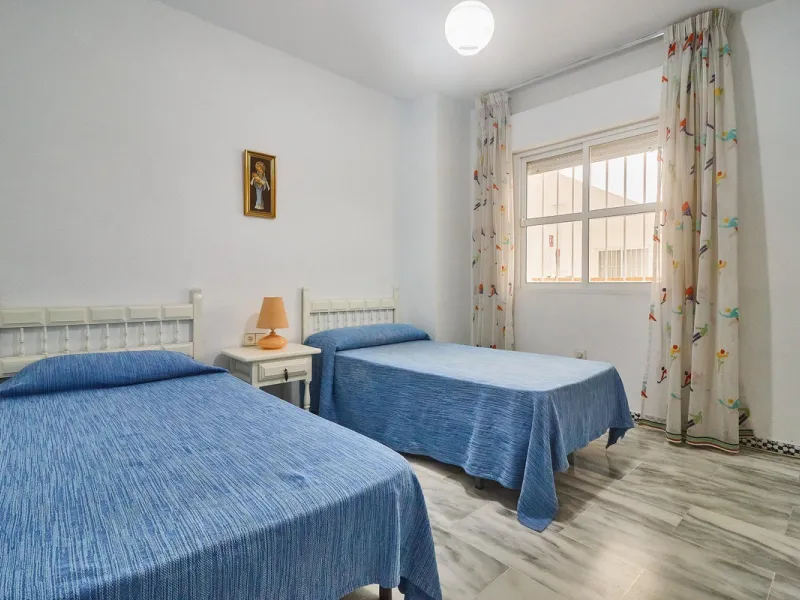 Excellent apartment on the 2nd line of the beach, a few meters from the sea, in one of the best places in Fuengirola, it is definitely the most sought-after area to live, it is close to supermarkets, the shopping center, children's playgrounds, bars.