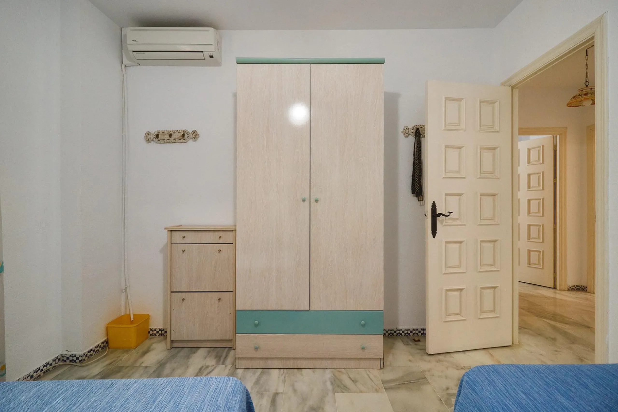 Excellent apartment on the 2nd line of the beach, a few meters from the sea, in one of the best places in Fuengirola, it is definitely the most sought-after area to live, it is close to supermarkets, the shopping center, children's playgrounds, bars.