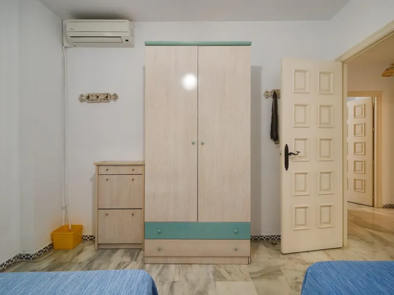 Excellent apartment on the 2nd line of the beach, a few meters from the sea, in one of the best places in Fuengirola, it is definitely the most sought-after area to live, it is close to supermarkets, the shopping center, children's playgrounds, bars.