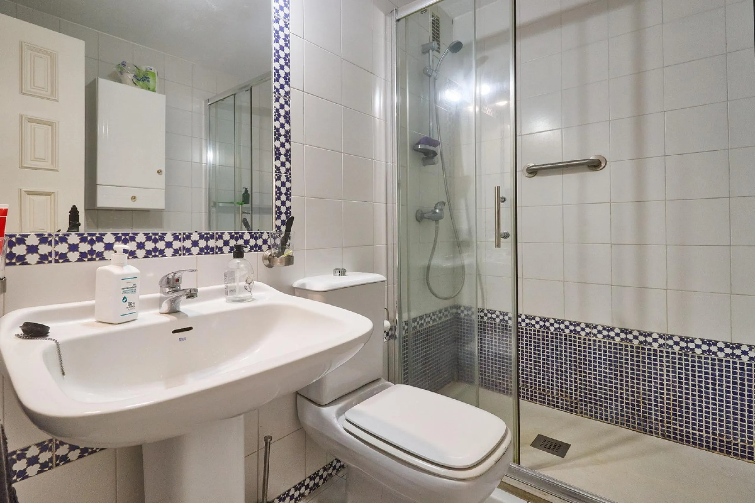 Excellent apartment on the 2nd line of the beach, a few meters from the sea, in one of the best places in Fuengirola, it is definitely the most sought-after area to live, it is close to supermarkets, the shopping center, children's playgrounds, bars.