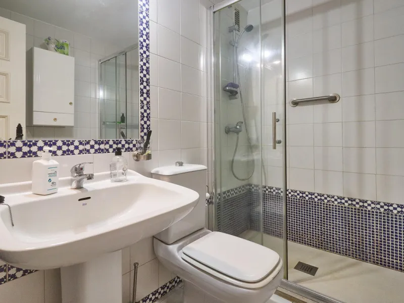 Excellent apartment on the 2nd line of the beach, a few meters from the sea, in one of the best places in Fuengirola, it is definitely the most sought-after area to live, it is close to supermarkets, the shopping center, children's playgrounds, bars.