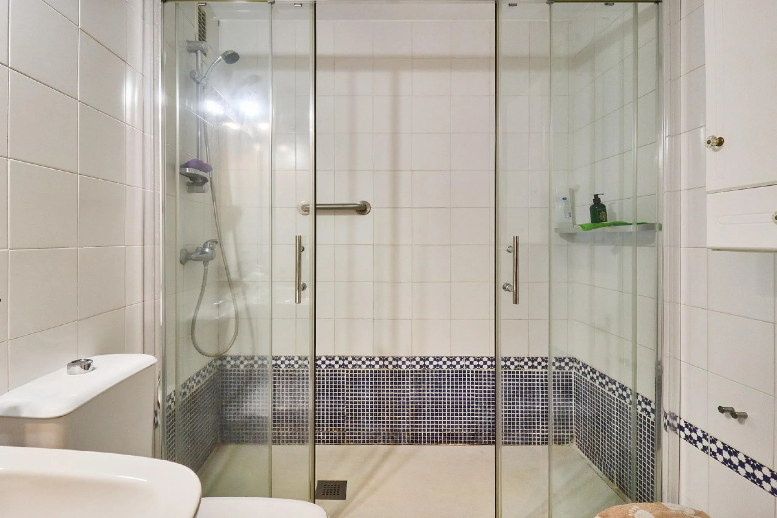 Excellent apartment on the 2nd line of the beach, a few meters from the sea, in one of the best places in Fuengirola, it is definitely the most sought-after area to live, it is close to supermarkets, the shopping center, children's playgrounds, bars.