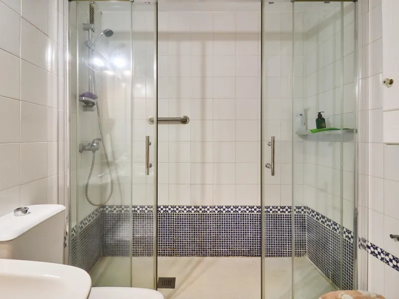 Excellent apartment on the 2nd line of the beach, a few meters from the sea, in one of the best places in Fuengirola, it is definitely the most sought-after area to live, it is close to supermarkets, the shopping center, children's playgrounds, bars.