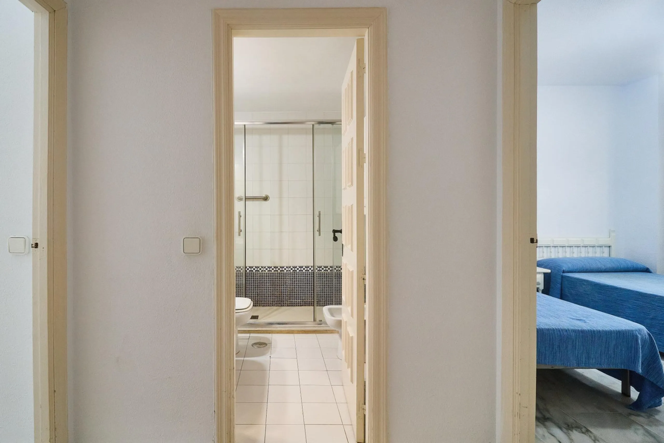 Excellent apartment on the 2nd line of the beach, a few meters from the sea, in one of the best places in Fuengirola, it is definitely the most sought-after area to live, it is close to supermarkets, the shopping center, children's playgrounds, bars.