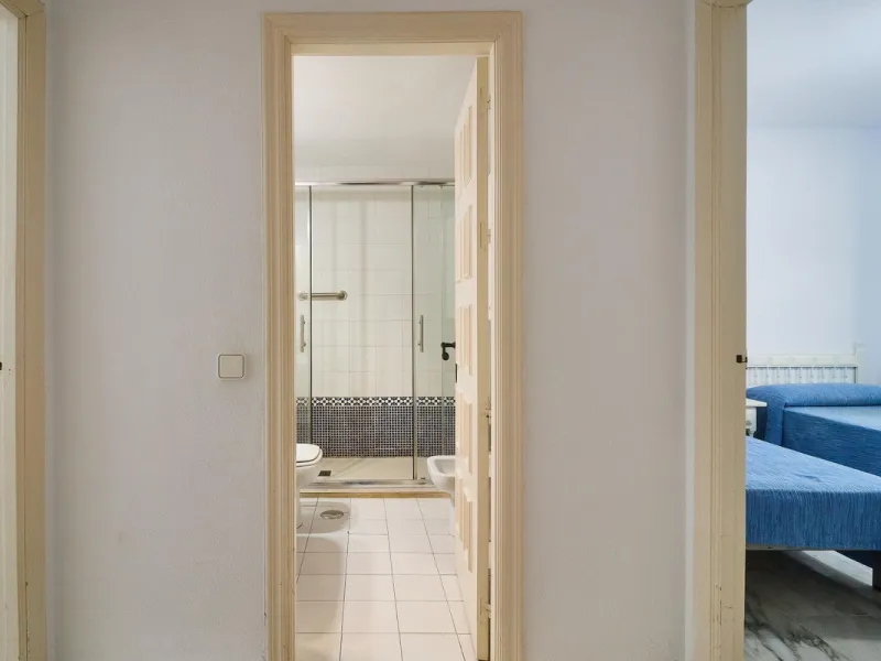 Excellent apartment on the 2nd line of the beach, a few meters from the sea, in one of the best places in Fuengirola, it is definitely the most sought-after area to live, it is close to supermarkets, the shopping center, children's playgrounds, bars.