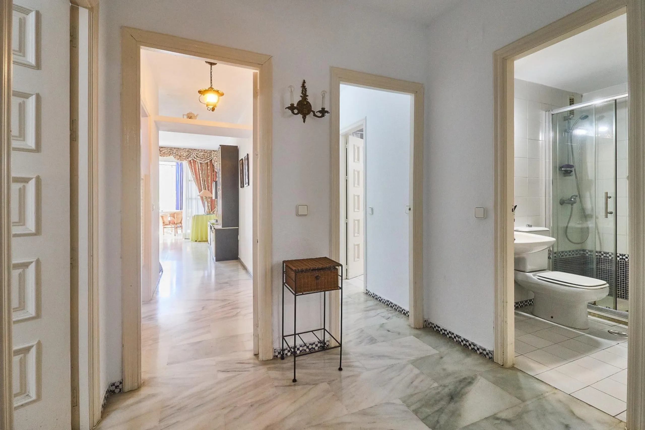 Excellent apartment on the 2nd line of the beach, a few meters from the sea, in one of the best places in Fuengirola, it is definitely the most sought-after area to live, it is close to supermarkets, the shopping center, children's playgrounds, bars.