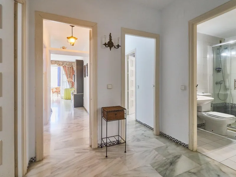 Excellent apartment on the 2nd line of the beach, a few meters from the sea, in one of the best places in Fuengirola, it is definitely the most sought-after area to live, it is close to supermarkets, the shopping center, children's playgrounds, bars.