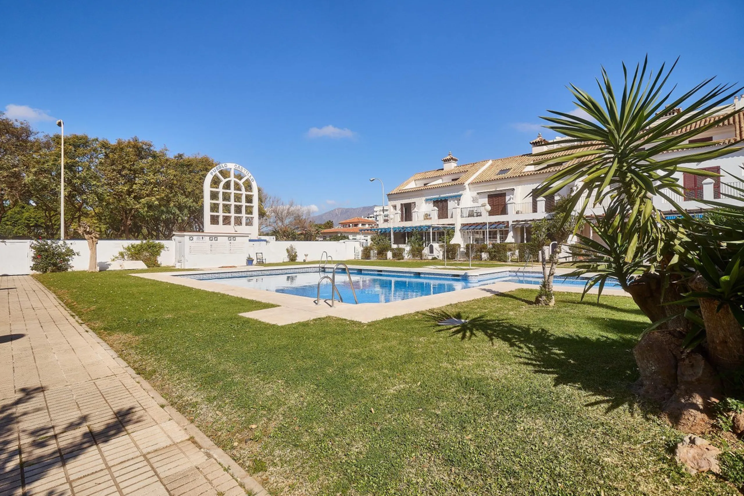 Excellent apartment on the 2nd line of the beach, a few meters from the sea, in one of the best places in Fuengirola, it is definitely the most sought-after area to live, it is close to supermarkets, the shopping center, children's playgrounds, bars.