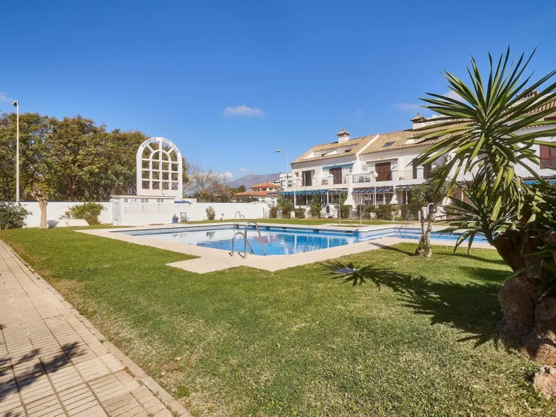 Excellent apartment on the 2nd line of the beach, a few meters from the sea, in one of the best places in Fuengirola, it is definitely the most sought-after area to live, it is close to supermarkets, the shopping center, children's playgrounds, bars.