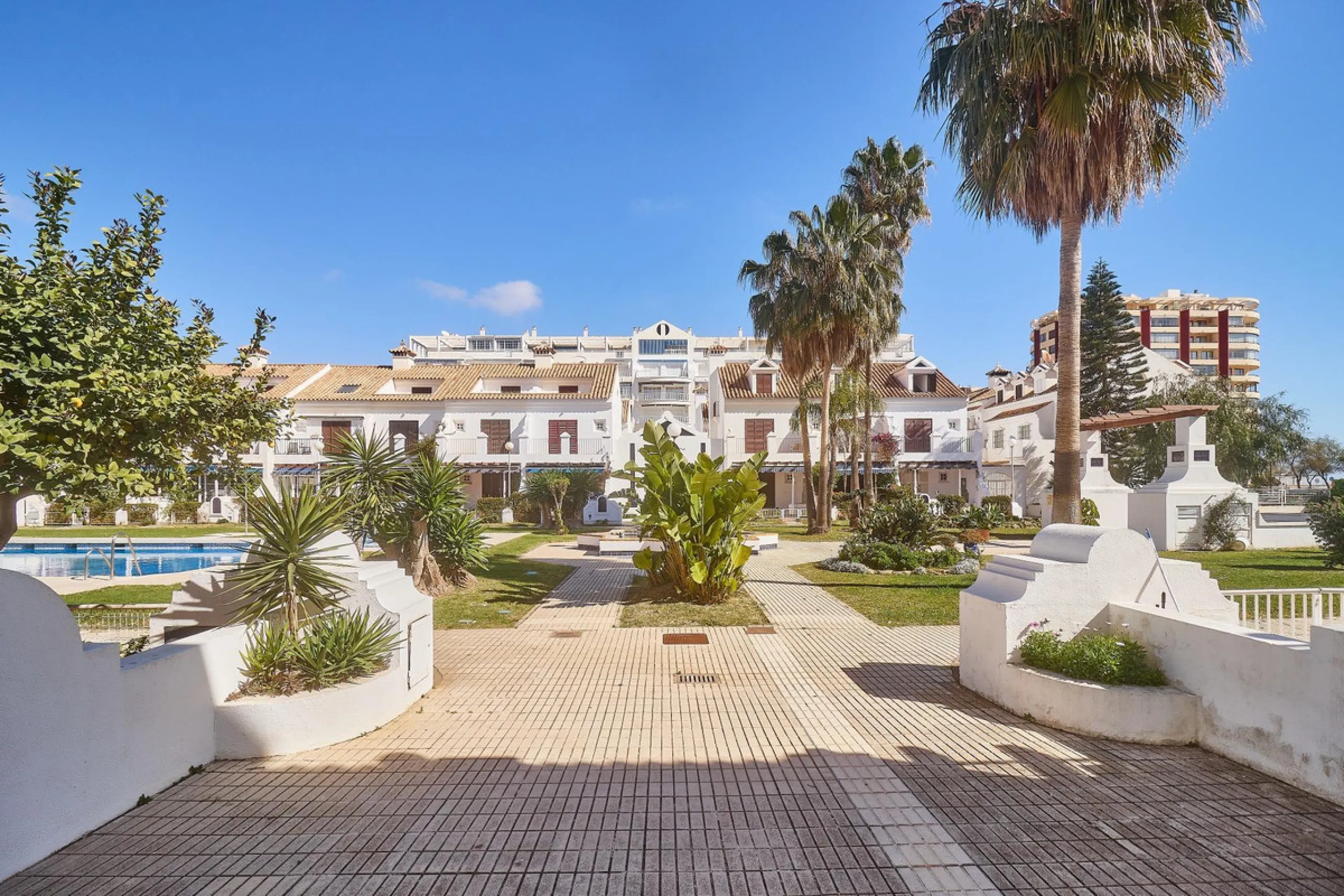 Excellent apartment on the 2nd line of the beach, a few meters from the sea, in one of the best places in Fuengirola, it is definitely the most sought-after area to live, it is close to supermarkets, the shopping center, children's playgrounds, bars.