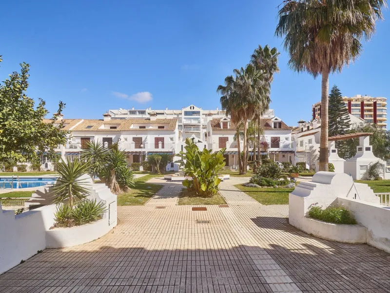 Excellent apartment on the 2nd line of the beach, a few meters from the sea, in one of the best places in Fuengirola, it is definitely the most sought-after area to live, it is close to supermarkets, the shopping center, children's playgrounds, bars.