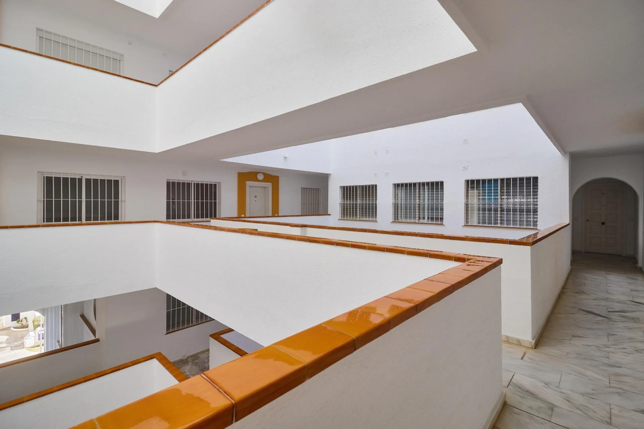 Excellent apartment on the 2nd line of the beach, a few meters from the sea, in one of the best places in Fuengirola, it is definitely the most sought-after area to live, it is close to supermarkets, the shopping center, children's playgrounds, bars.