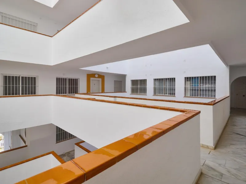 Excellent apartment on the 2nd line of the beach, a few meters from the sea, in one of the best places in Fuengirola, it is definitely the most sought-after area to live, it is close to supermarkets, the shopping center, children's playgrounds, bars.