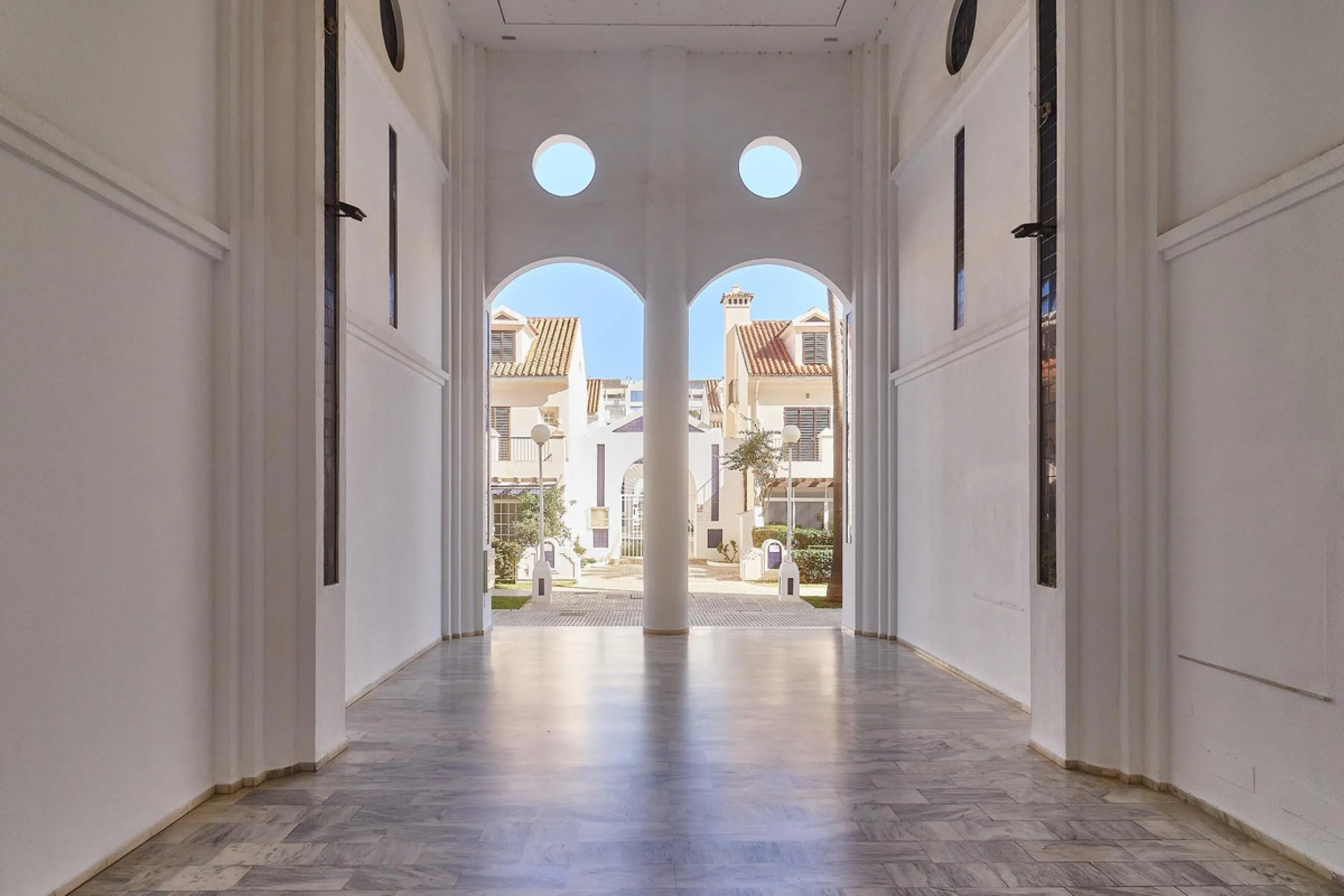 Excellent apartment on the 2nd line of the beach, a few meters from the sea, in one of the best places in Fuengirola, it is definitely the most sought-after area to live, it is close to supermarkets, the shopping center, children's playgrounds, bars.