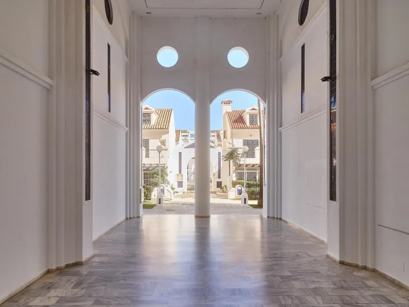 Excellent apartment on the 2nd line of the beach, a few meters from the sea, in one of the best places in Fuengirola, it is definitely the most sought-after area to live, it is close to supermarkets, the shopping center, children's playgrounds, bars.