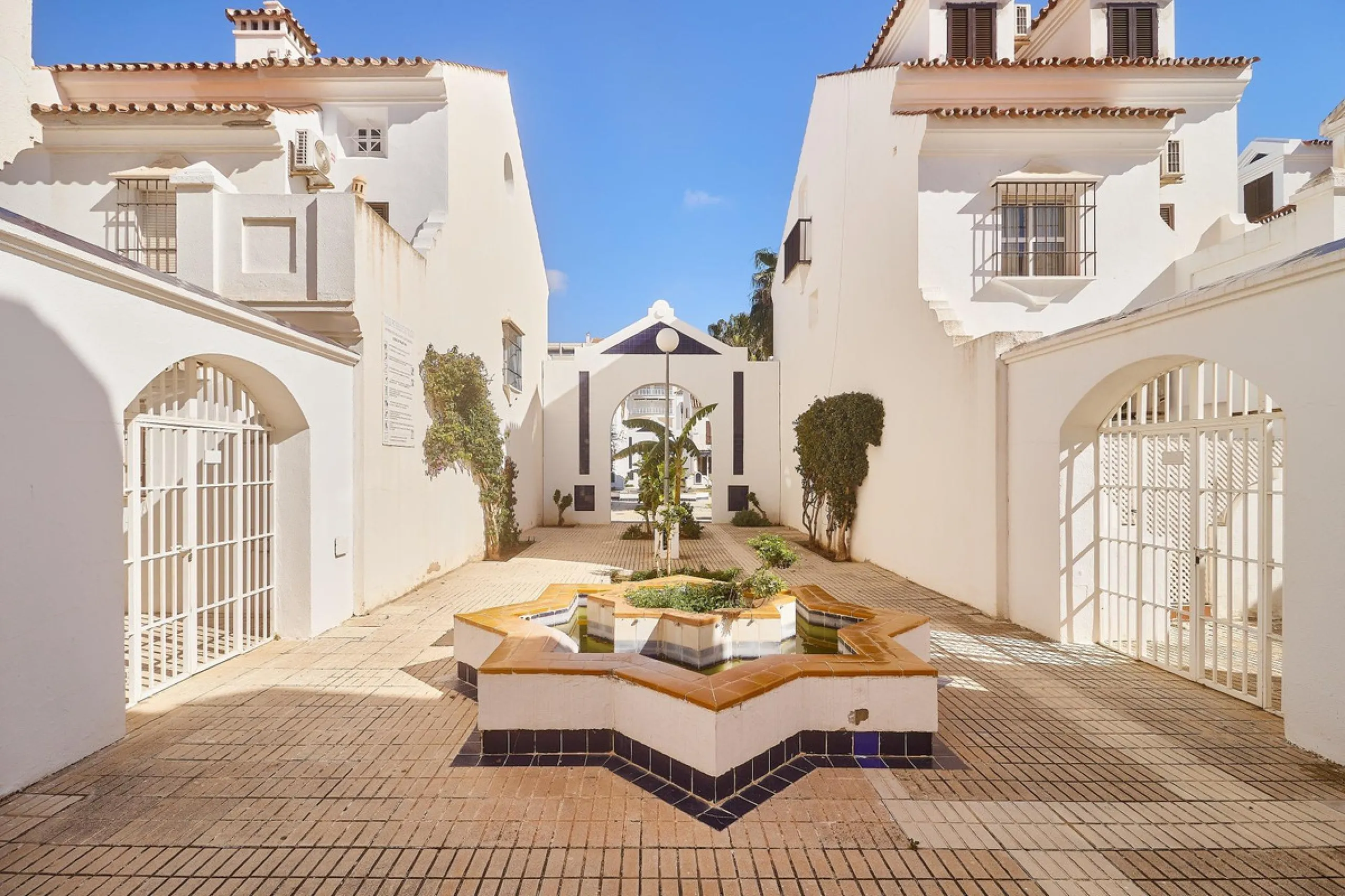 Excellent apartment on the 2nd line of the beach, a few meters from the sea, in one of the best places in Fuengirola, it is definitely the most sought-after area to live, it is close to supermarkets, the shopping center, children's playgrounds, bars.