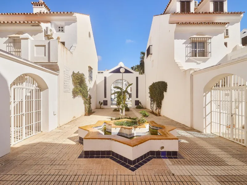 Excellent apartment on the 2nd line of the beach, a few meters from the sea, in one of the best places in Fuengirola, it is definitely the most sought-after area to live, it is close to supermarkets, the shopping center, children's playgrounds, bars.