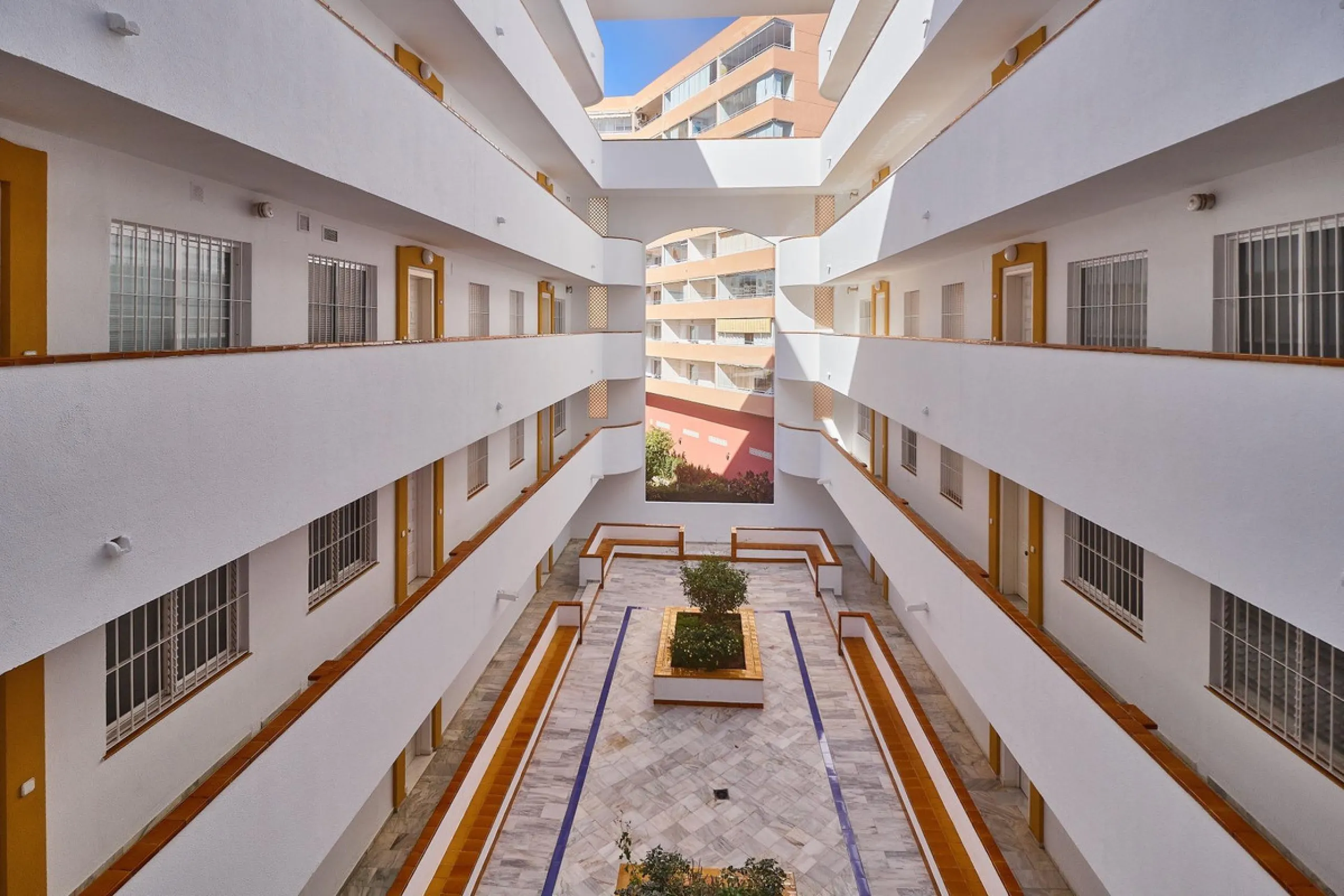 Excellent apartment on the 2nd line of the beach, a few meters from the sea, in one of the best places in Fuengirola, it is definitely the most sought-after area to live, it is close to supermarkets, the shopping center, children's playgrounds, bars.