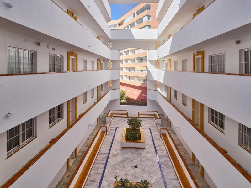 Excellent apartment on the 2nd line of the beach, a few meters from the sea, in one of the best places in Fuengirola, it is definitely the most sought-after area to live, it is close to supermarkets, the shopping center, children's playgrounds, bars.