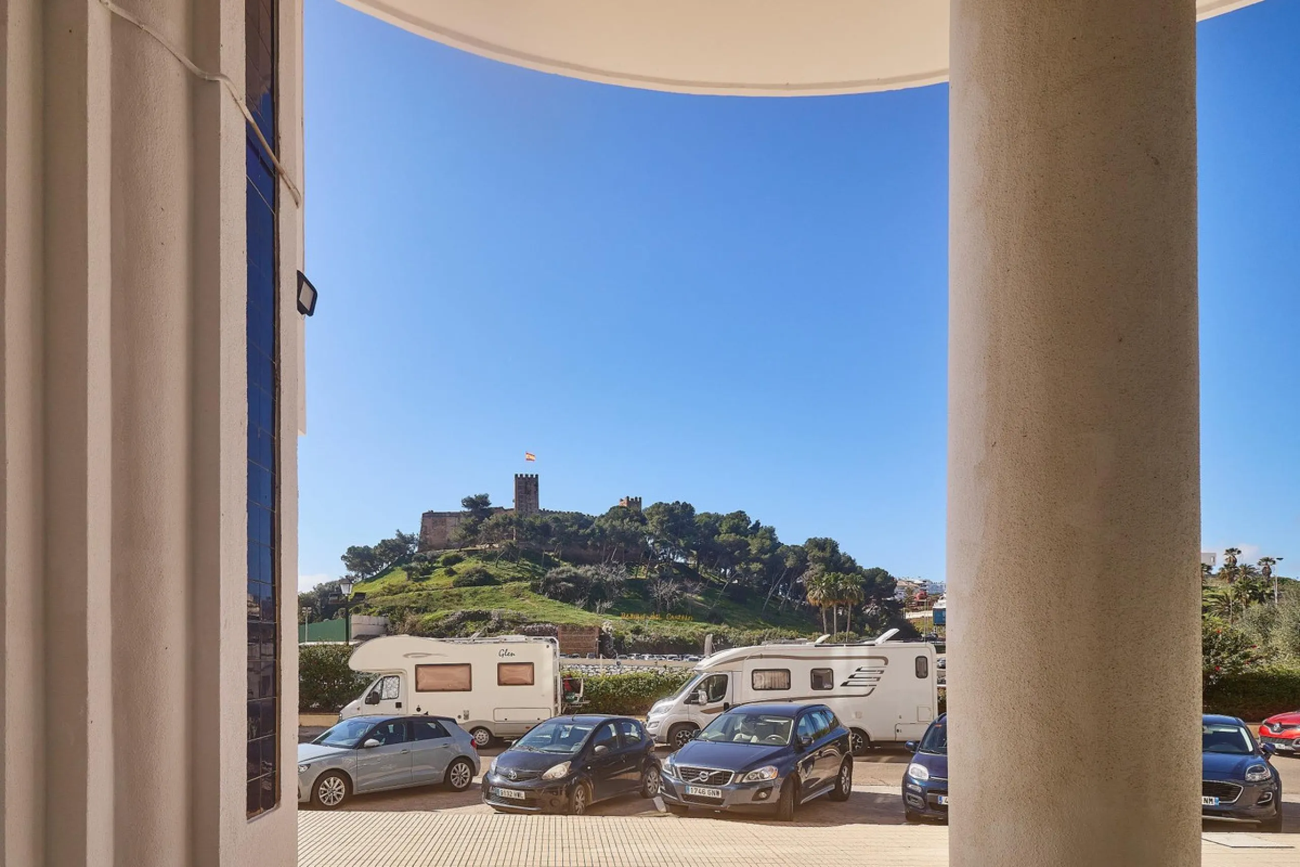 Excellent apartment on the 2nd line of the beach, a few meters from the sea, in one of the best places in Fuengirola, it is definitely the most sought-after area to live, it is close to supermarkets, the shopping center, children's playgrounds, bars.