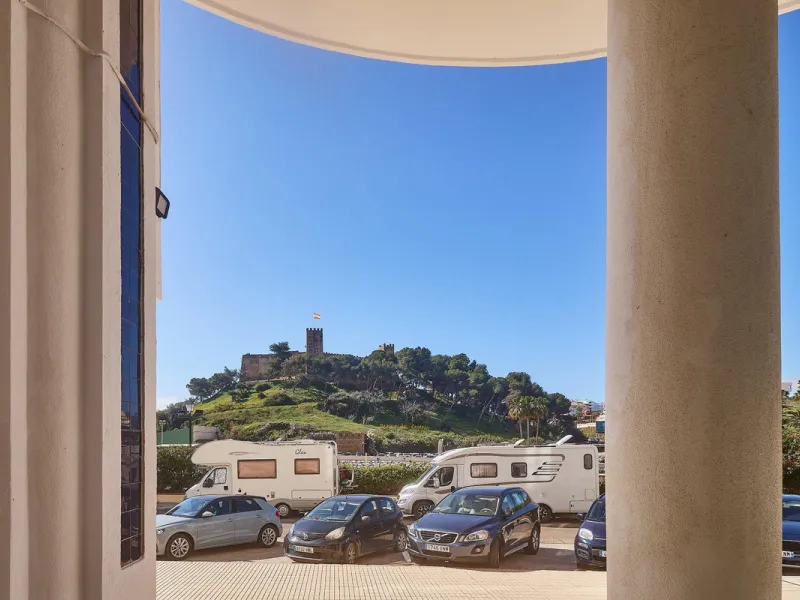 Excellent apartment on the 2nd line of the beach, a few meters from the sea, in one of the best places in Fuengirola, it is definitely the most sought-after area to live, it is close to supermarkets, the shopping center, children's playgrounds, bars.