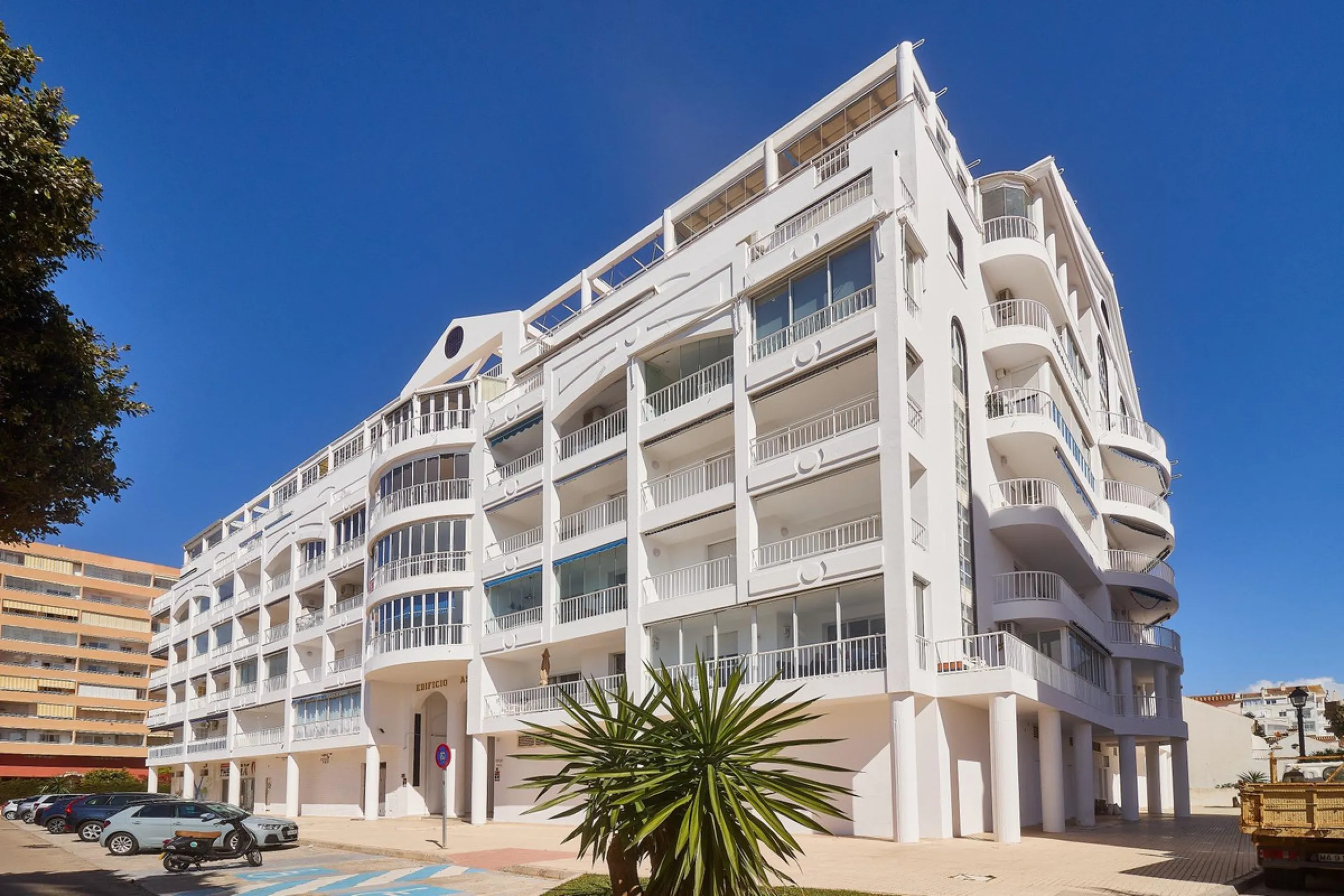 Excellent apartment on the 2nd line of the beach, a few meters from the sea, in one of the best places in Fuengirola, it is definitely the most sought-after area to live, it is close to supermarkets, the shopping center, children's playgrounds, bars.