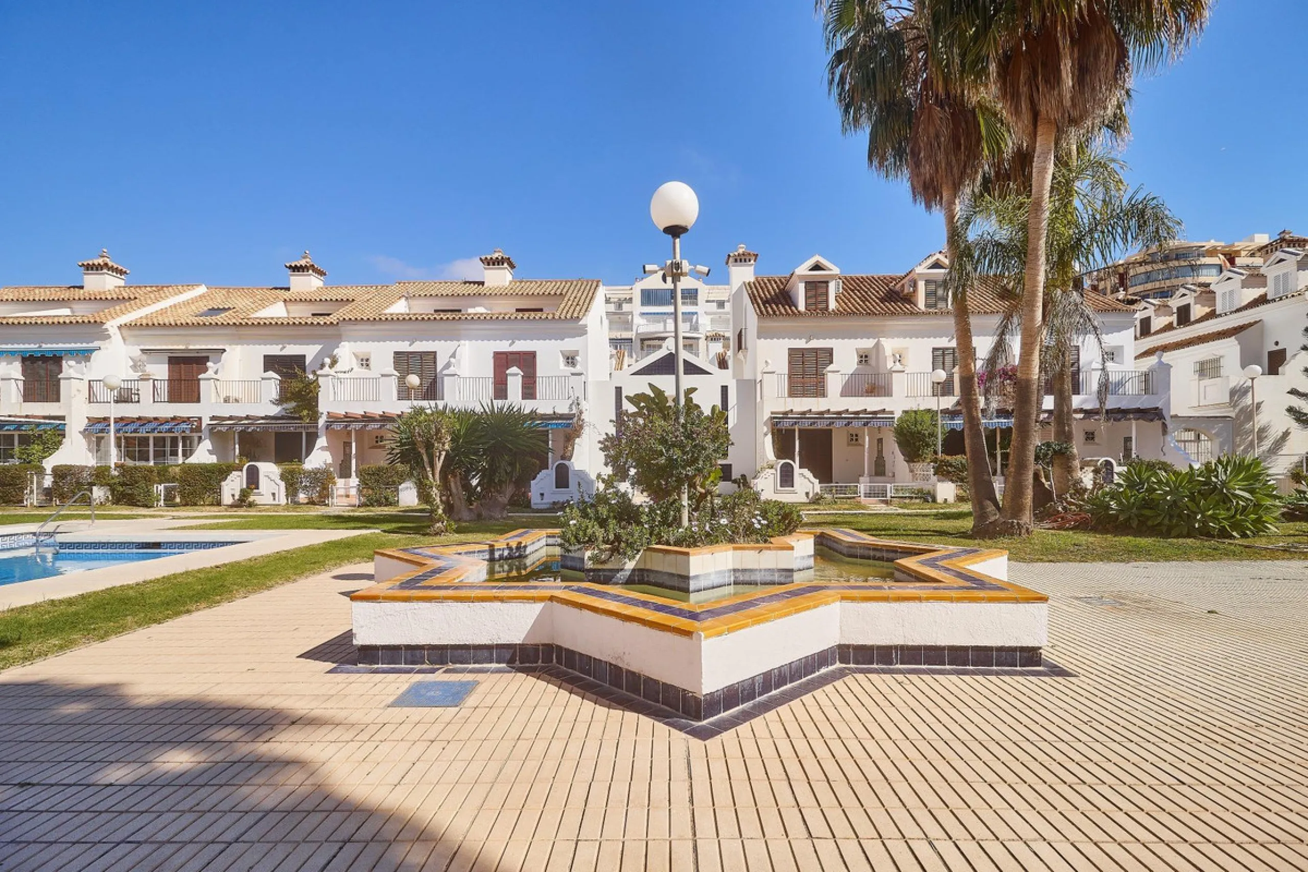 Excellent apartment on the 2nd line of the beach, a few meters from the sea, in one of the best places in Fuengirola, it is definitely the most sought-after area to live, it is close to supermarkets, the shopping center, children's playgrounds, bars.