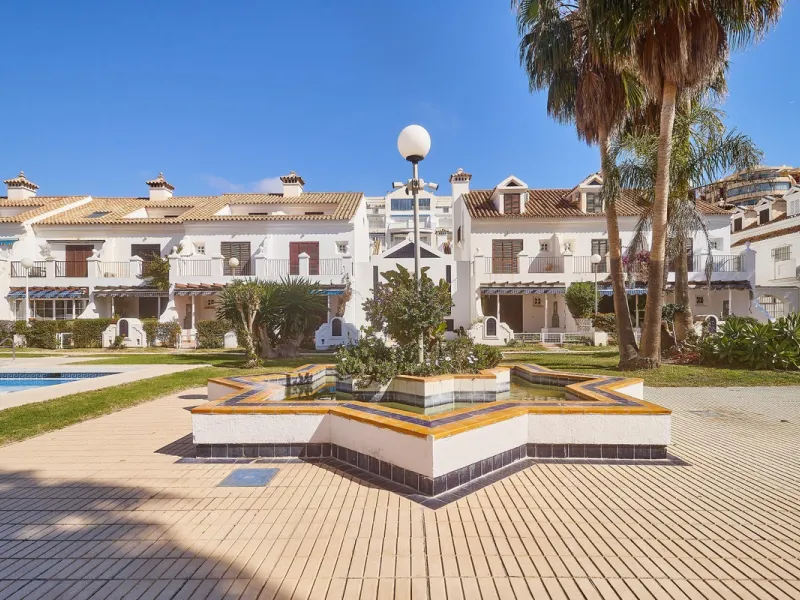 Excellent apartment on the 2nd line of the beach, a few meters from the sea, in one of the best places in Fuengirola, it is definitely the most sought-after area to live, it is close to supermarkets, the shopping center, children's playgrounds, bars.
