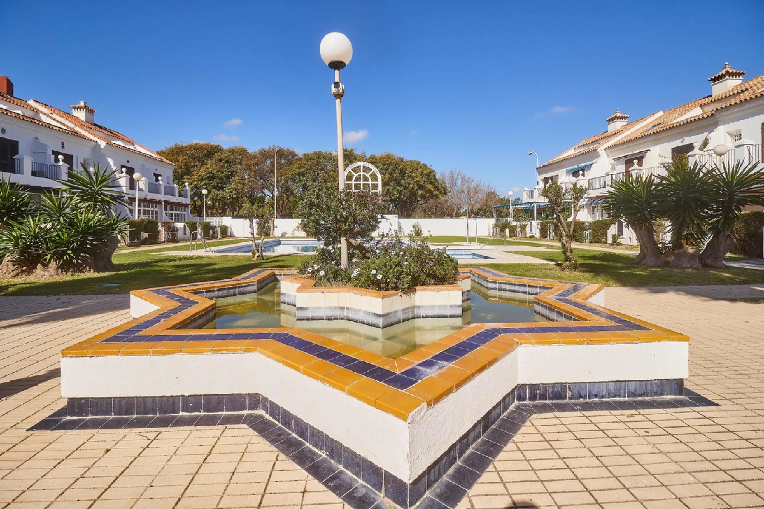 Excellent apartment on the 2nd line of the beach, a few meters from the sea, in one of the best places in Fuengirola, it is definitely the most sought-after area to live, it is close to supermarkets, the shopping center, children's playgrounds, bars.