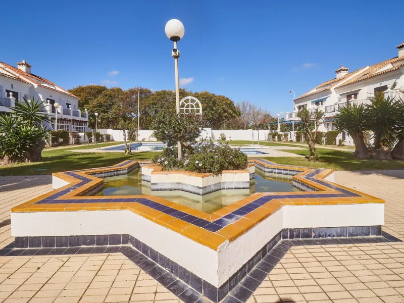 Excellent apartment on the 2nd line of the beach, a few meters from the sea, in one of the best places in Fuengirola, it is definitely the most sought-after area to live, it is close to supermarkets, the shopping center, children's playgrounds, bars.