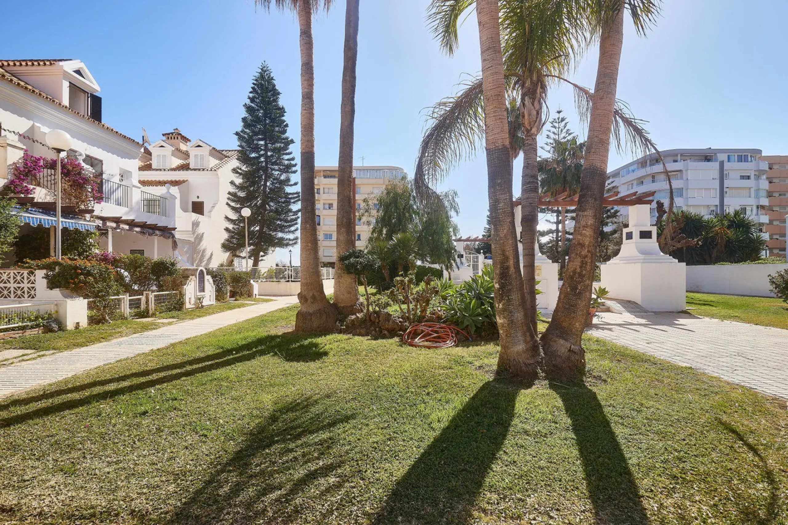 Excellent apartment on the 2nd line of the beach, a few meters from the sea, in one of the best places in Fuengirola, it is definitely the most sought-after area to live, it is close to supermarkets, the shopping center, children's playgrounds, bars.
