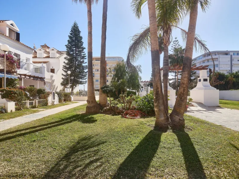 Excellent apartment on the 2nd line of the beach, a few meters from the sea, in one of the best places in Fuengirola, it is definitely the most sought-after area to live, it is close to supermarkets, the shopping center, children's playgrounds, bars.