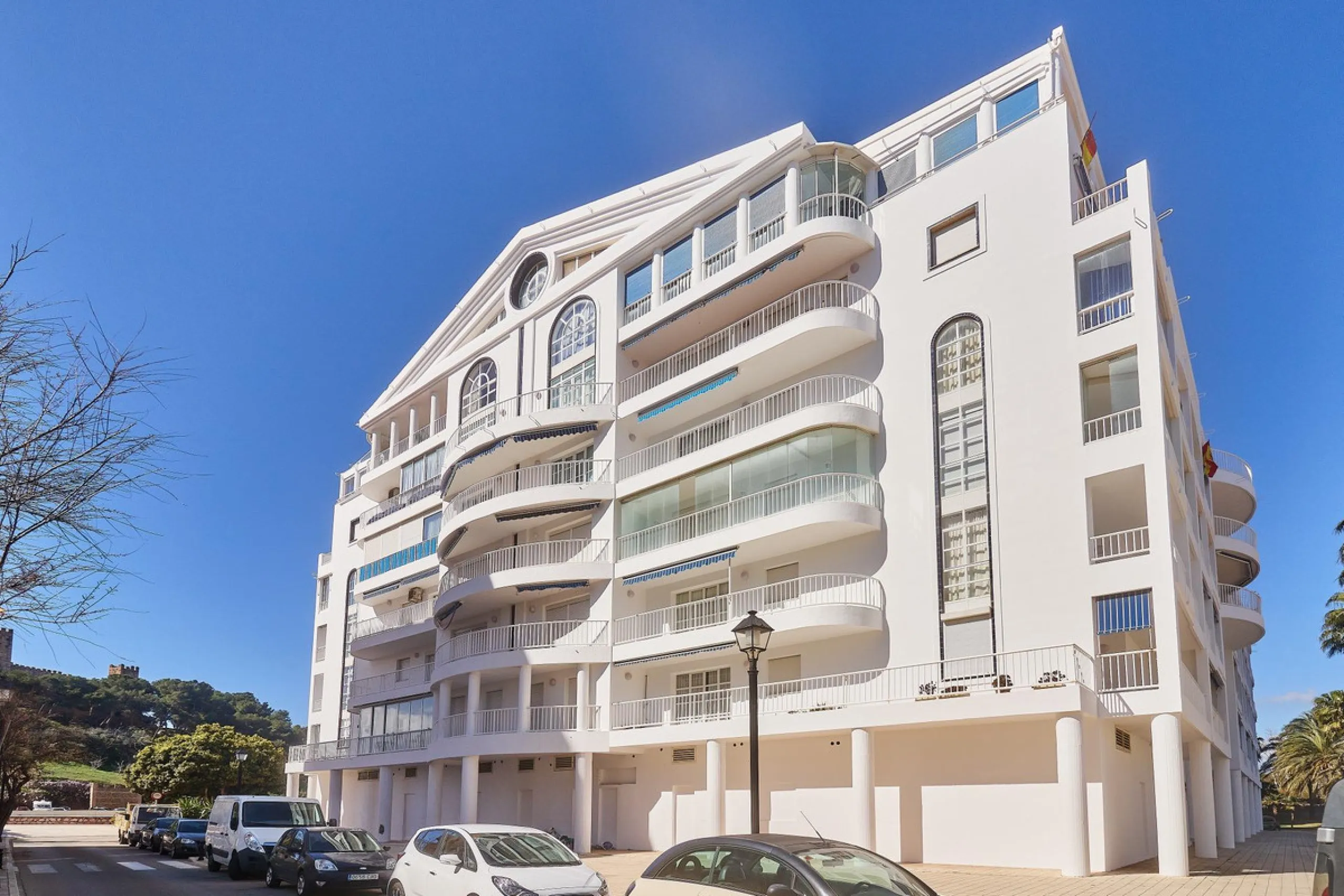 Excellent apartment on the 2nd line of the beach, a few meters from the sea, in one of the best places in Fuengirola, it is definitely the most sought-after area to live, it is close to supermarkets, the shopping center, children's playgrounds, bars.