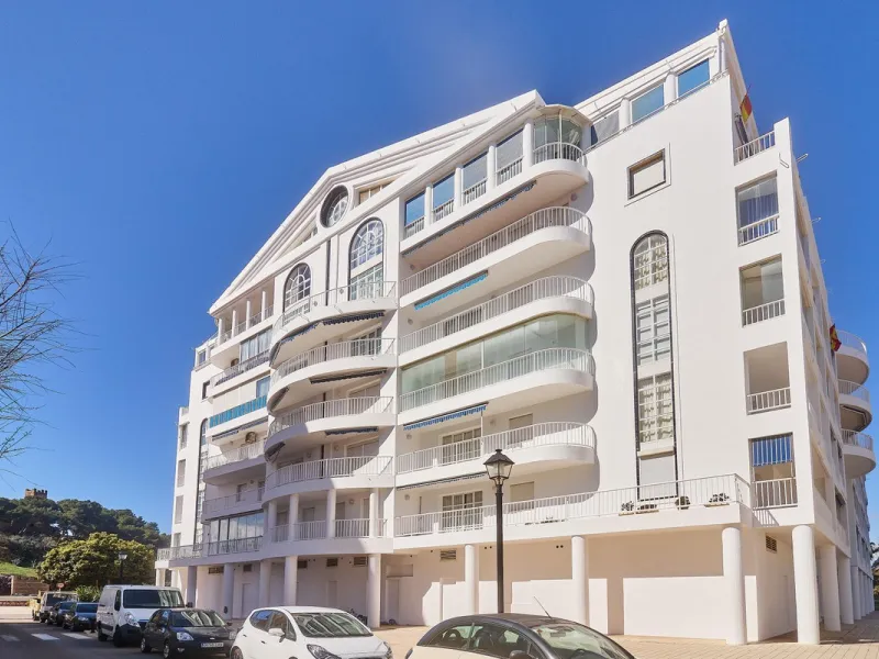 Excellent apartment on the 2nd line of the beach, a few meters from the sea, in one of the best places in Fuengirola, it is definitely the most sought-after area to live, it is close to supermarkets, the shopping center, children's playgrounds, bars.
