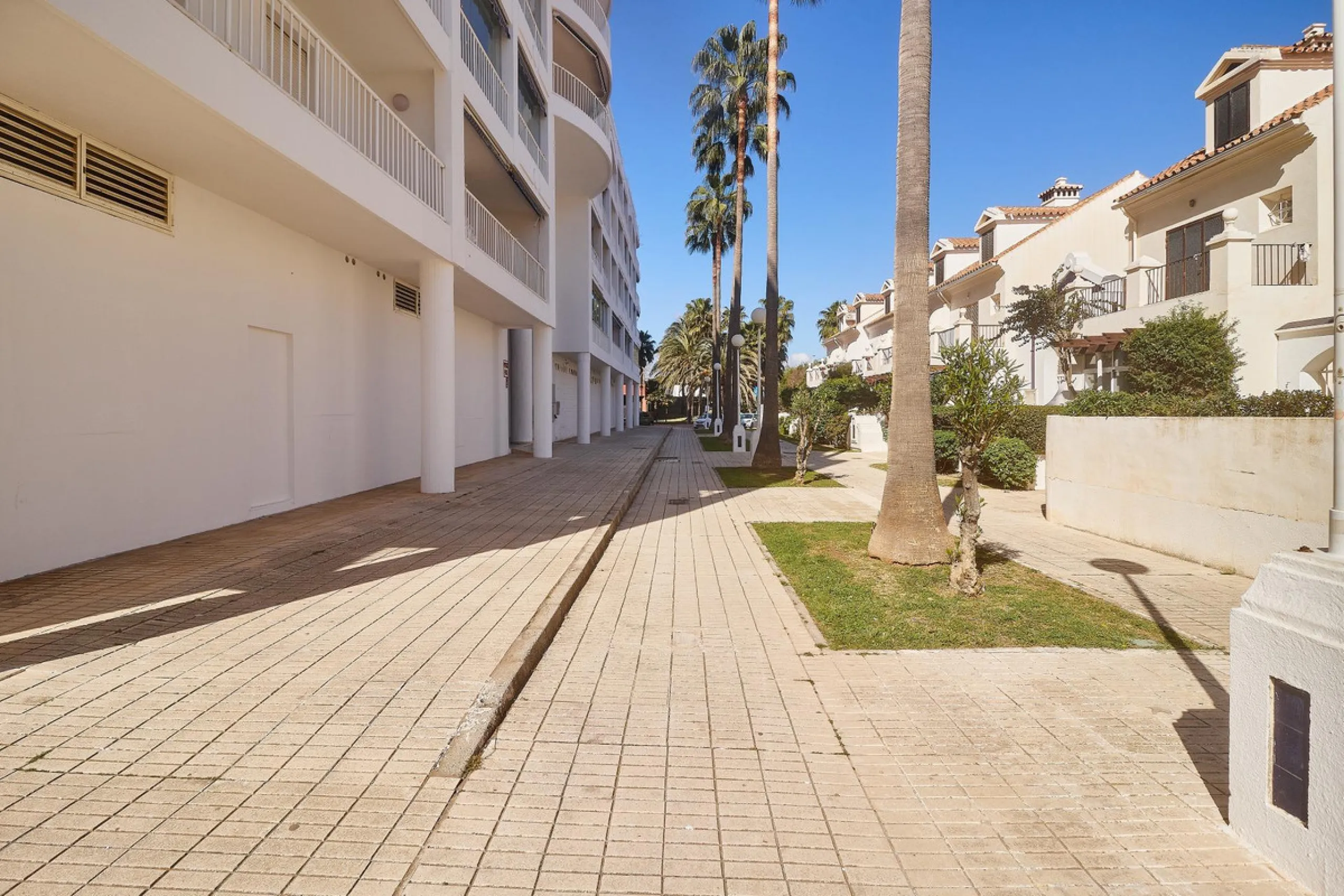 Excellent apartment on the 2nd line of the beach, a few meters from the sea, in one of the best places in Fuengirola, it is definitely the most sought-after area to live, it is close to supermarkets, the shopping center, children's playgrounds, bars.