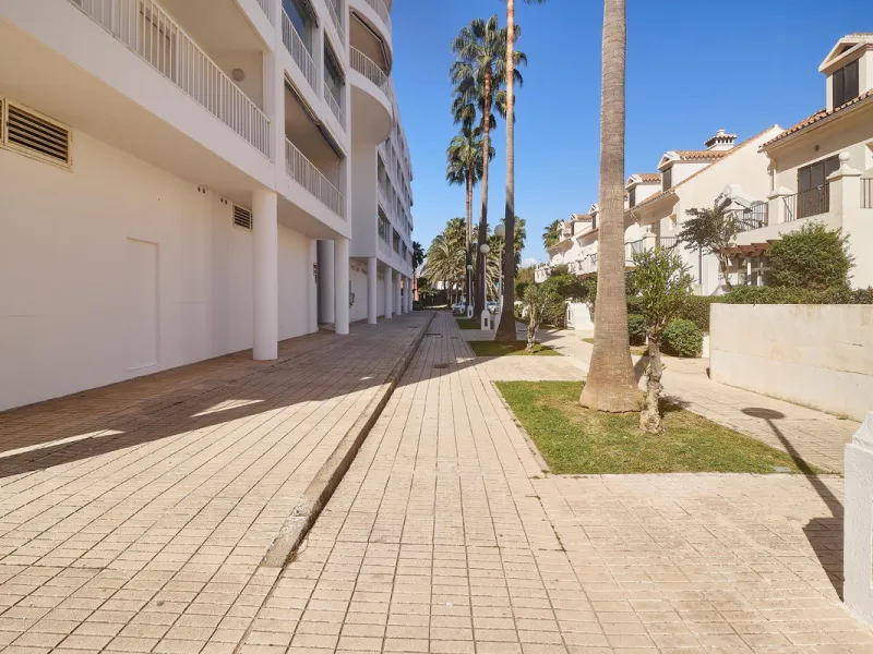 Excellent apartment on the 2nd line of the beach, a few meters from the sea, in one of the best places in Fuengirola, it is definitely the most sought-after area to live, it is close to supermarkets, the shopping center, children's playgrounds, bars.
