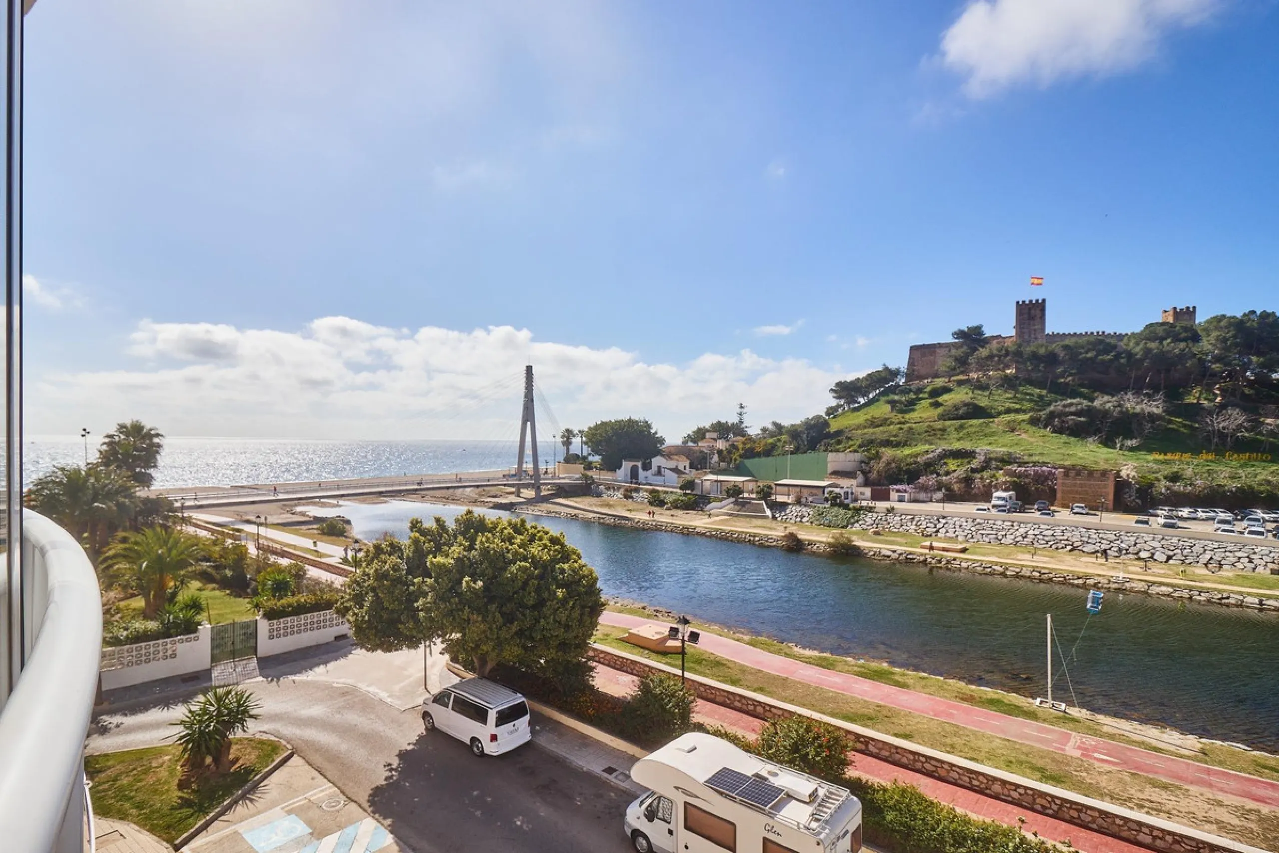 Excellent apartment on the 2nd line of the beach, a few meters from the sea, in one of the best places in Fuengirola, it is definitely the most sought-after area to live, it is close to supermarkets, the shopping center, children's playgrounds, bars.