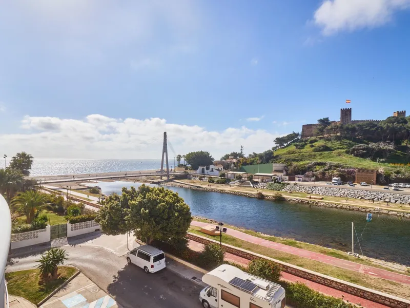 Excellent apartment on the 2nd line of the beach, a few meters from the sea, in one of the best places in Fuengirola, it is definitely the most sought-after area to live, it is close to supermarkets, the shopping center, children's playgrounds, bars.