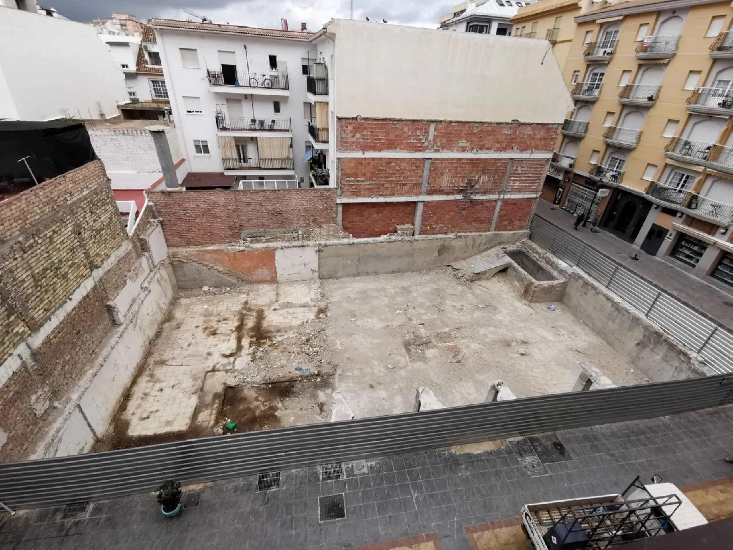 Calling all investors!!!!!! This is a once in a lifetime opportunity to acquire a highly sort after plot right in the heart of Fuengirola, just behind the Hotel El Puerto on the Paseo Maritimo in the area know as "Fish Alley". The plot has permissions up 