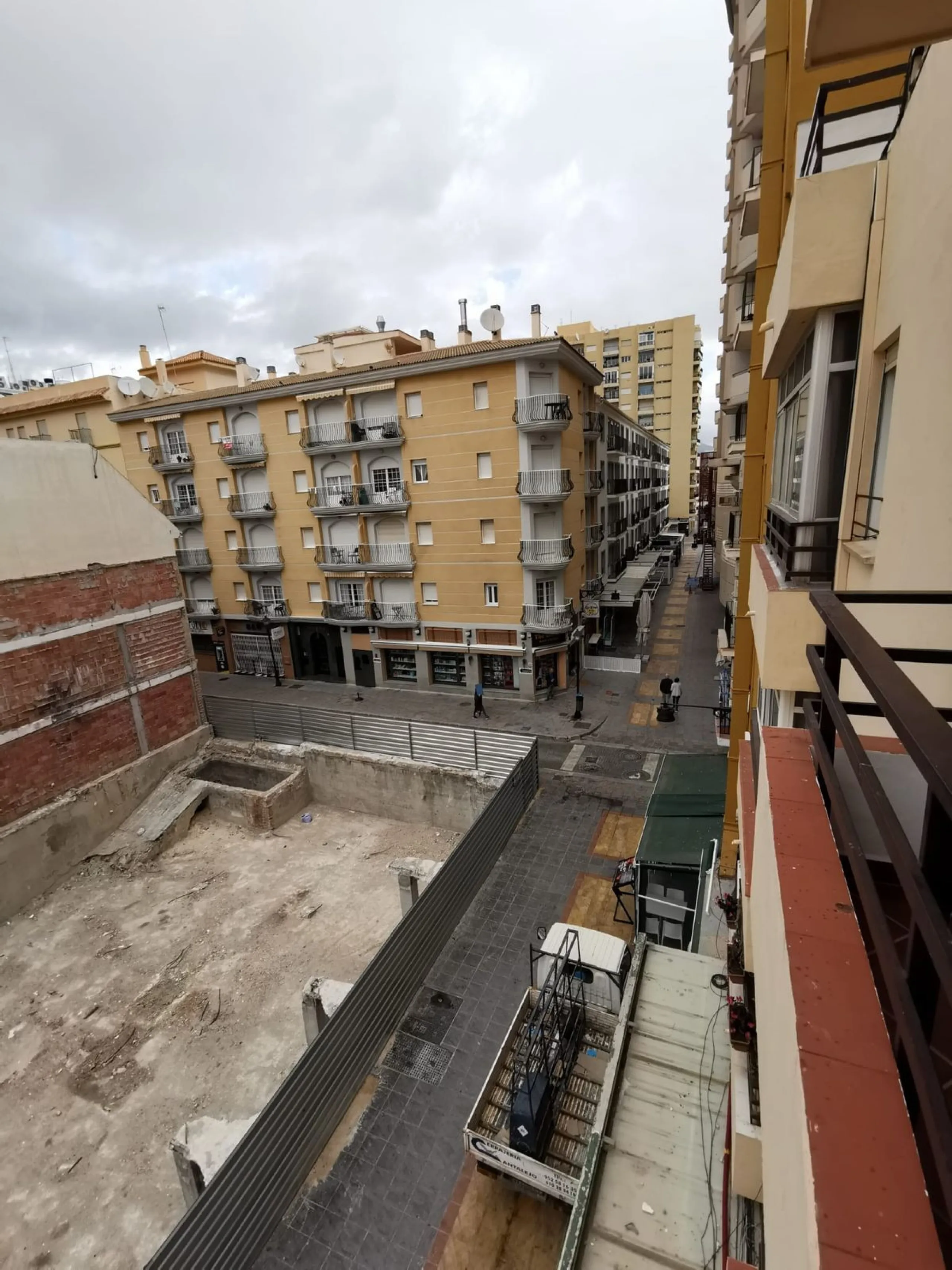 Calling all investors!!!!!! This is a once in a lifetime opportunity to acquire a highly sort after plot right in the heart of Fuengirola, just behind the Hotel El Puerto on the Paseo Maritimo in the area know as "Fish Alley". The plot has permissions up 