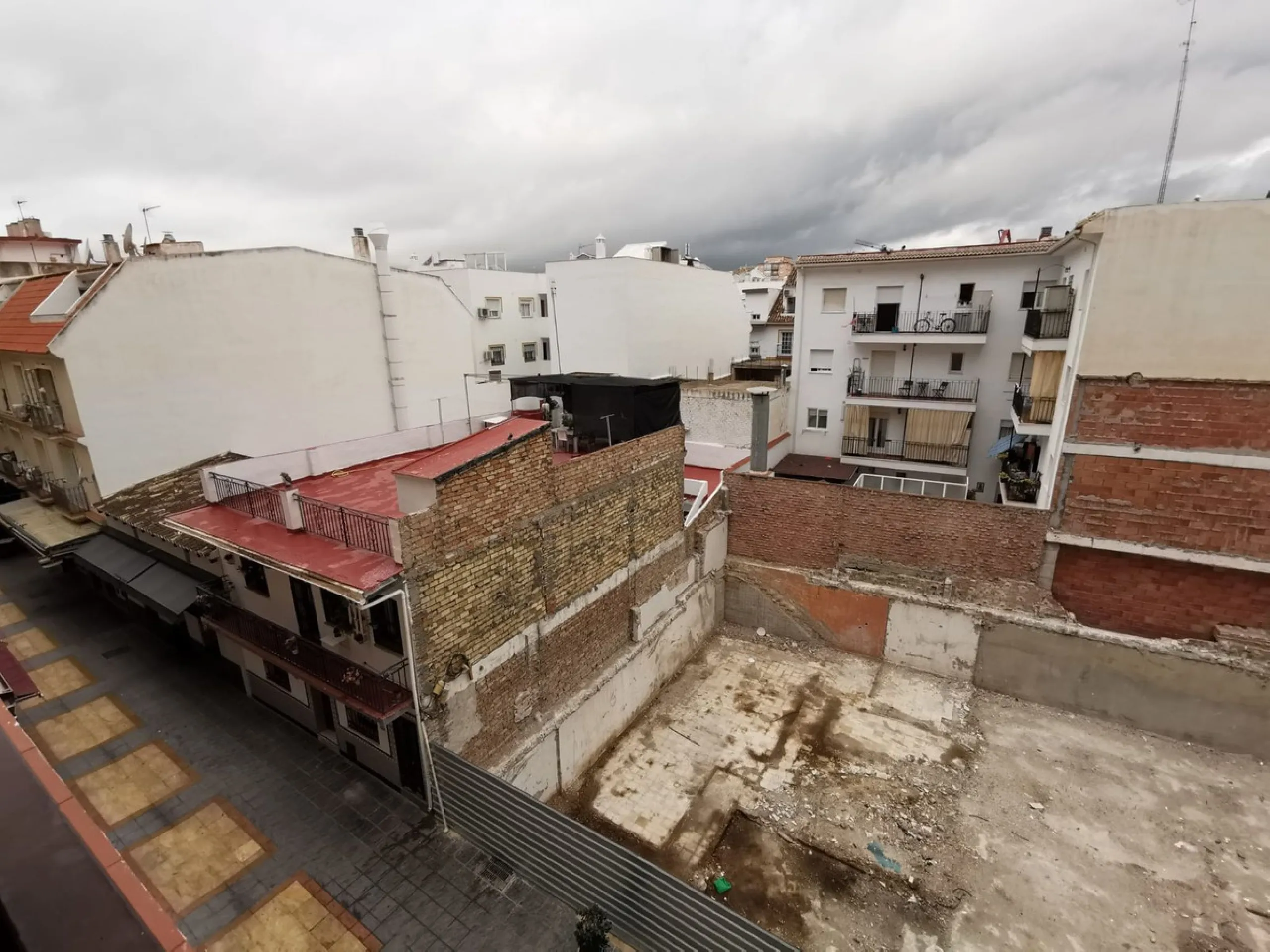 Calling all investors!!!!!! This is a once in a lifetime opportunity to acquire a highly sort after plot right in the heart of Fuengirola, just behind the Hotel El Puerto on the Paseo Maritimo in the area know as "Fish Alley". The plot has permissions up 